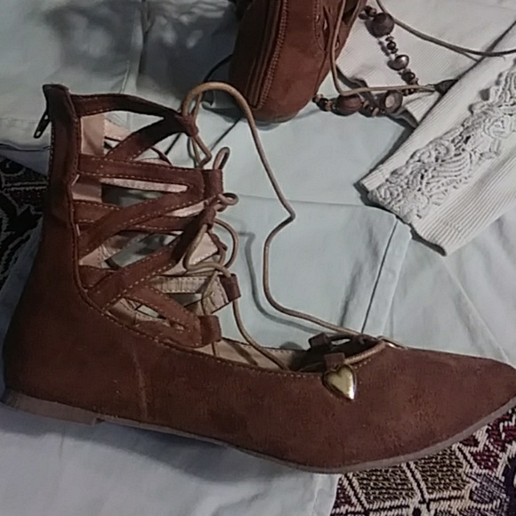 NEW gladiators flats.๐ - Picture 5 of 7